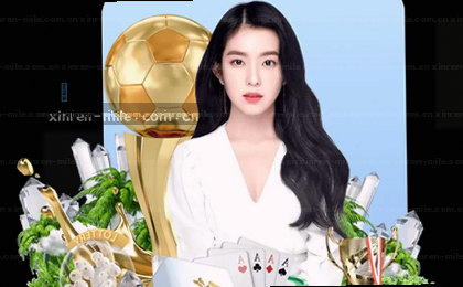 翠绿山峦间白云轻绕
